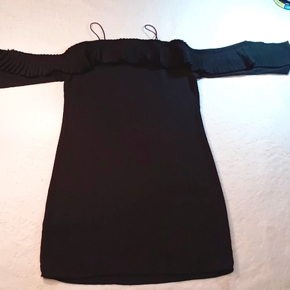 Boohoo Pleated Trim Black Cold Shoulder Mini Dress. Size 4 - Picture 7 of 12